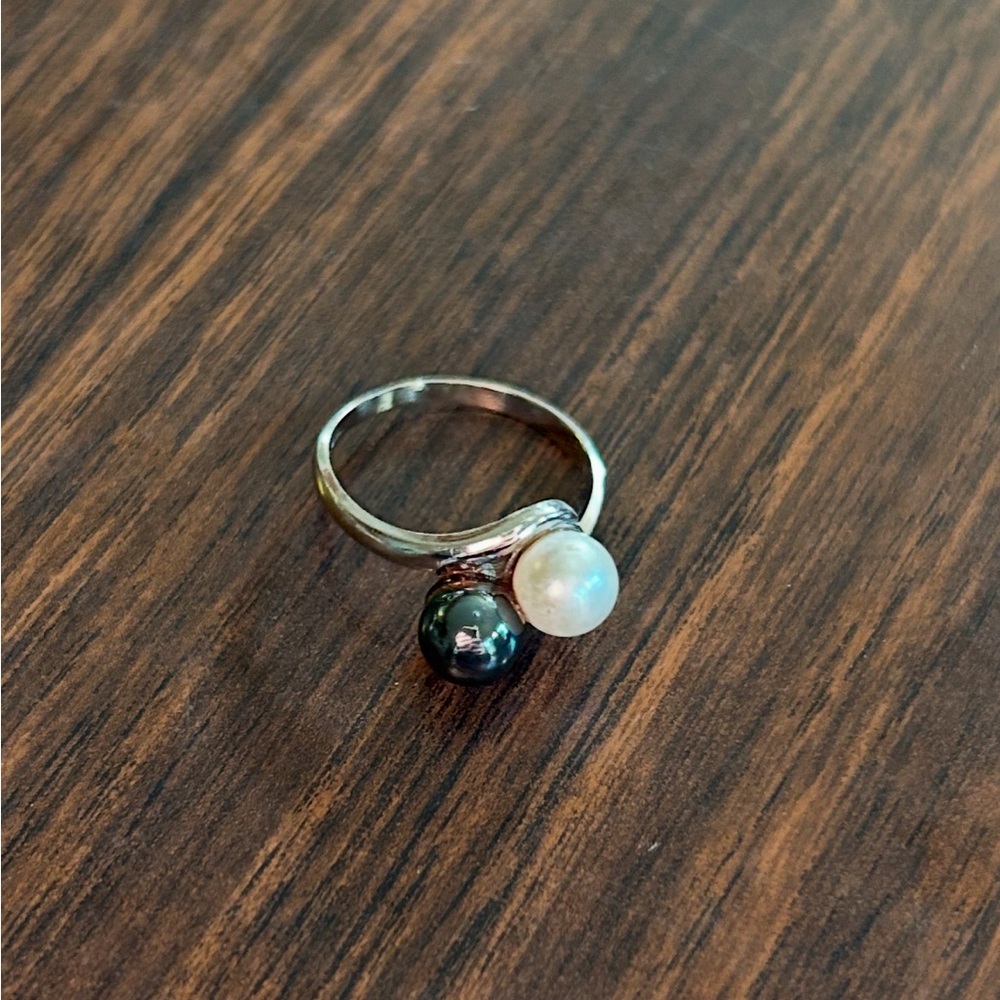 Gorgeous 10K White Gold Hematite and White Pearl Skalet Ring Size 5